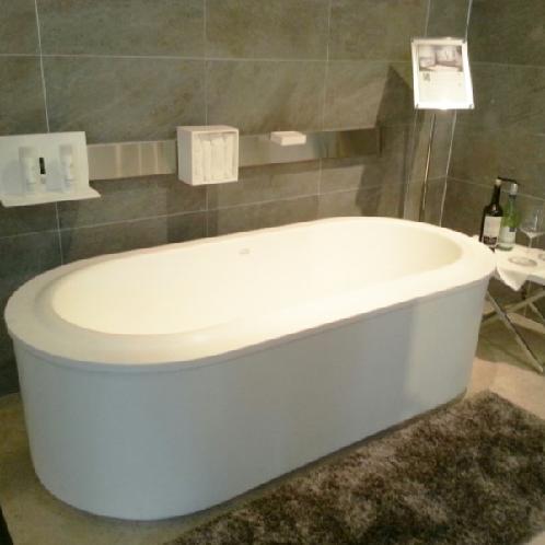 MY WHITE | bathtub,sink,tub
